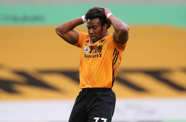 Ngay trong những giây đầu tiên, Adama Traore đã bứt tốc băng xuống đối mặt thủ thành Emiliano Martinez. Đáng tiếc trụ cột Wolves không thắng được người gác đền phía đối phương.