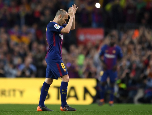Andres Iniesta từng ký bản hợp đồng trọn đời với Barcelona tháng 10/2017.