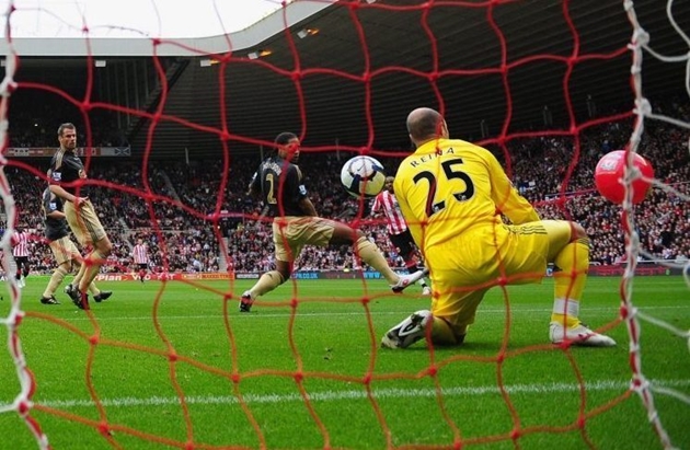 Hài hước: Liverpool thả quả bóng khổng lổ thử thách khả năng nhận biết của Alisson - Bóng Đá