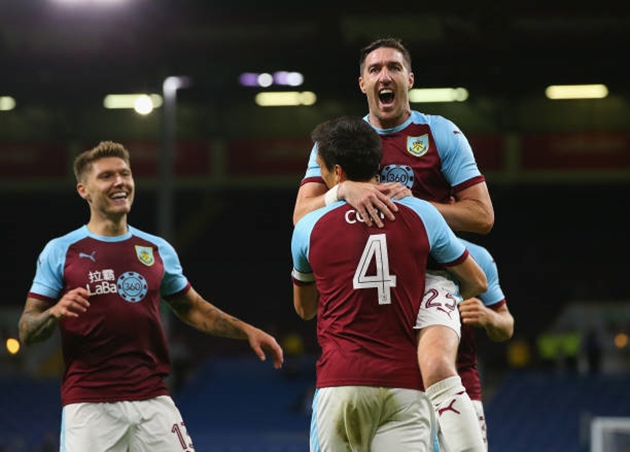 Burnley giành chiến thắng nghẹt thở ở hiệp phụ nhờ bản thắng của Jack Cork.