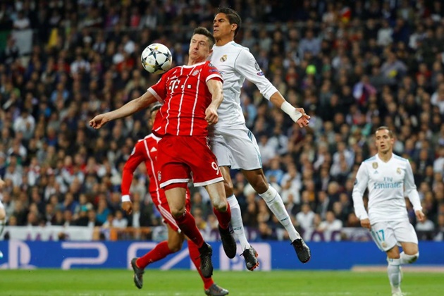 Varane đã khóa chặt Lewandowski.