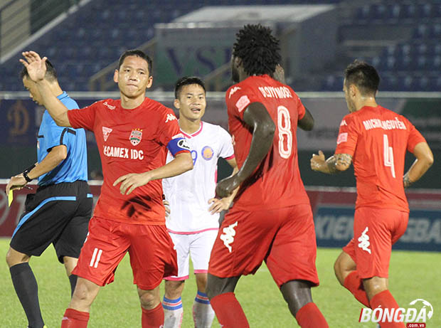 Đương kim vô địch B.Bình Dương (đỏ) sẽ có chuyến làm khách trên sân Cẩm Phả - Than Quảng Ninh. Ảnh: Đình Viên.