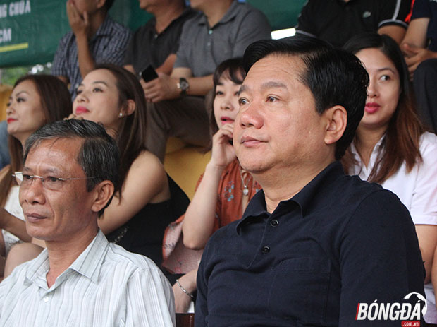 Trên khán đài Bí thư Đinh La Thăng cũng dõi theo những đường bóng, bước chạy của các cựu tuyển thủ bóng đá Việt Nam. Ảnh: Đình Viên.