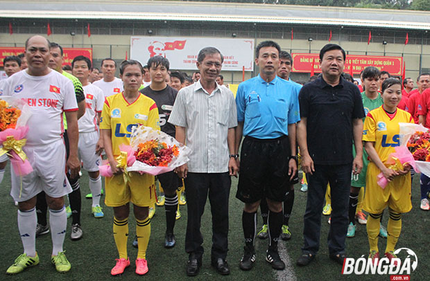 Trước trận đấu, Bí thư Đinh La Thăng cùng đại diện ban tổ chức xuống bắt tay tặng hoa, động viên chúc mừng các đội bóng về tham dự giải bóng đá gây quỹ từ thiện. Ảnh: Đình Viên.