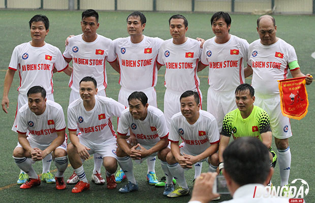 Đội hình xuất phát của cựu cầu thủ thế hệ vàng Việt Nam. Ảnh: Đình Viên.