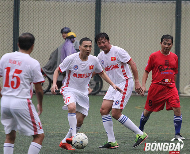 Triệu Quang Hà và Lê Huỳnh Đức (áo trắng) phô diễn kỹ thuật trên sân cỏ, trong buổi giao lưu gây quỹ từ thiện. Ảnh: Đình Viên.