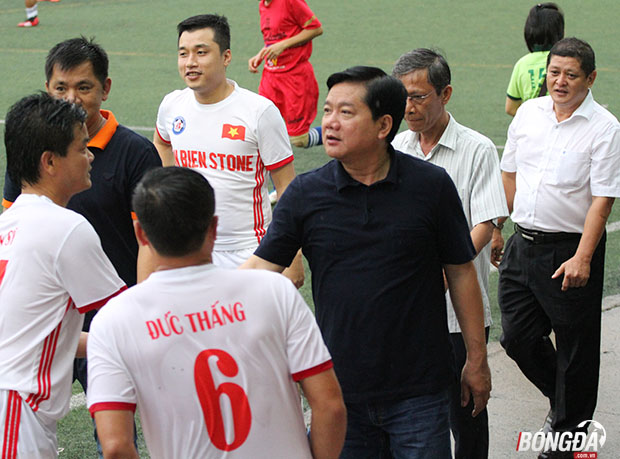 Rất nhiều những cái bắt tay, nụ cười được Bí thư thành ủy - TP.HCM gửi tặng đến thế hệ vàng của bóng đá Việt Nam. Ảnh: Đình Viên.