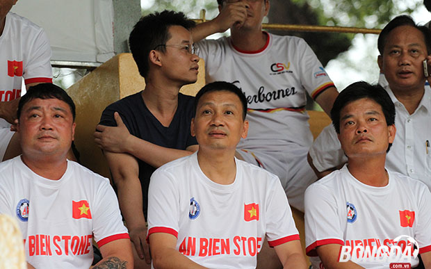 Dù mỗi người một có một nghề, một công việc khác nhau trong cuộc sống, thế nhưng khi có cơ hội để đoàn viên, được chơi bóng tất cả họ được sống lại những kỷ niệm đẹp nhất của bóng đá Việt Nam ở các kỳ Tiger Cup 1996 - 1998. Trương Việt Hoàng và Nguyễn Văn Sỹ, Triệu Quang Hà (giữa), dõi theo những đường bóng của đồng đội dưới sân. Ảnh: Đình Viên.