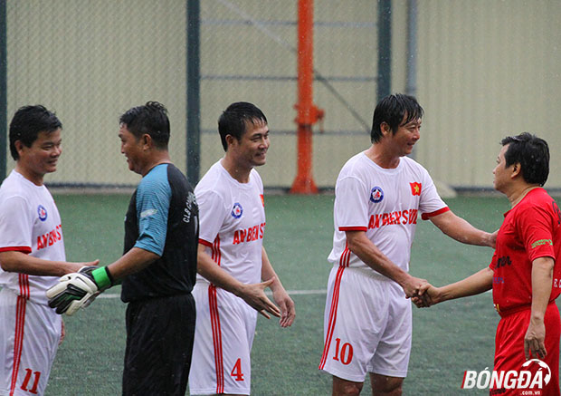 Những cái bắt tay, nụ cười luôn là niềm an ủi động viên thậm chí xua tan đi nhiều áp lực trong nghề, trong cuộc sống mà các anh đang trải qua trong cuộc sống. Ảnh: Đình Viên.