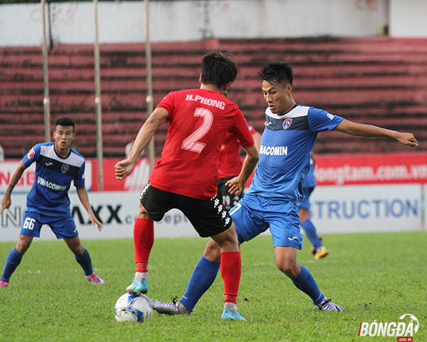 Ngoài những pha uy hiếp khung thành thủ môn Quốc Cường - Long An, tân lang của Kỳ Hân lên công về thủ cực hay khiến hàng thủ đối phương gặp rất nhiều khó khăn. Ảnh: Đình Viên.