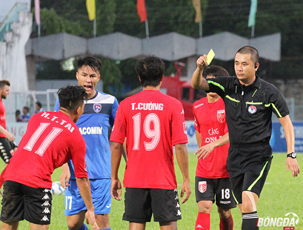 Nhận được sự chăm sóc cẩn thận của hàng thủ đối phương, nhiều lúc Hồng Quân đã nổi cáu. Ảnh: Đình Viên.