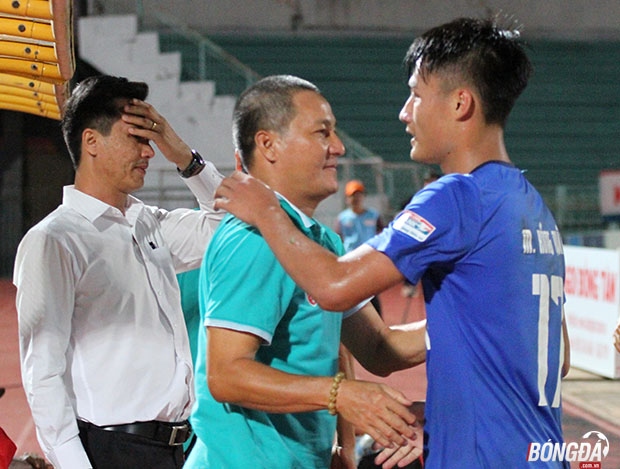 Là người hùng của Than Quảng Ninh trên sân Long An, nhưng Hồng Quân không quên đến chào thầy cũ Ngô Quang Sang từng là trợ lý của HLV Miura ở U23 và ĐT Việt Nam. Ảnh: Đình Viên.