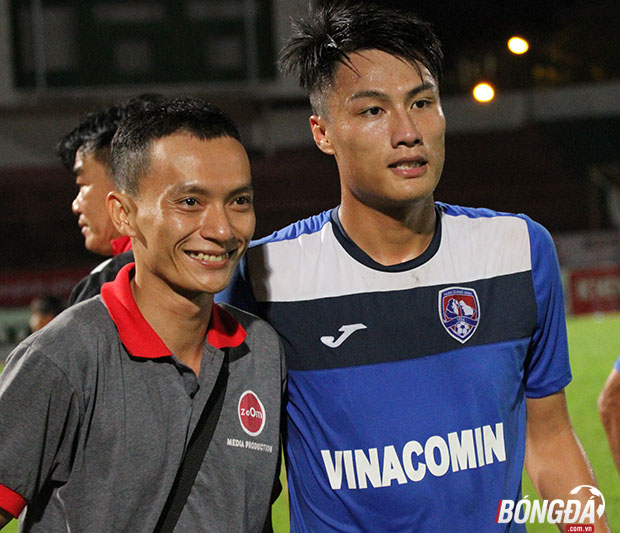 Rất nhiều lời đồn đoán sau đám cưới của Mạc Hồng Quân và Kỳ Hân, thế nhưng chàng Việt kiều này vẫn cho thấy khát vọng cống hiến trên sân cỏ. Ít nhất điều đó đã được thể hiện sau khi giúp Than Quảng Ninh vượt qua Long An để giành vé đi tiếp. Sau trận đấu không ít fan của tiền đạo họ Mạc chụp hình lưu niệm. Ảnh: Đình Viên.