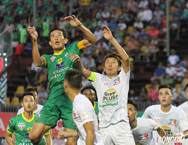 HLV Cần Thơ thương các cầu thủ HAGL (trắng) không biết dùng tiểu xảo ở V-League 2016. Ảnh: Đình Viên.