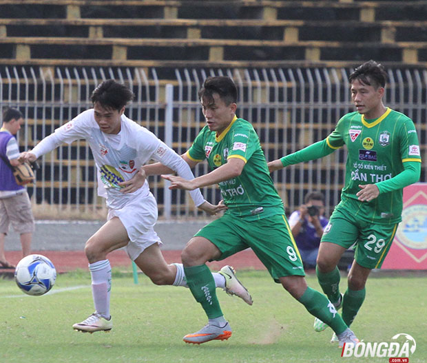 Cuộc đối đầu giữa XSKT Cần Thơ và HAGL thuộc vòng 14 V-League 2016. Trước cuộc chạm trán này, HAGL đã có 3 trận liên tiếp toàn thua, trong khi đó XSKT Cần Thơ vừa có được chiến thắng quan trọng 1-0 trước CLB Sài Gòn trên sân Thống Nhất. Ảnh: Đình Viên.