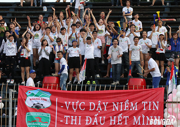 Không nhiều nhưng CĐV đội khách HAGL vẫn tạo nên một nét rất riêng trên khán đài sân Cần Thơ. Niềm vui ấy còn được nhân rộng khi dưới sân Văn Thanh ghi bàn mở tỉ số 1-0 cho HAGL. Ảnh: Đình Viên.