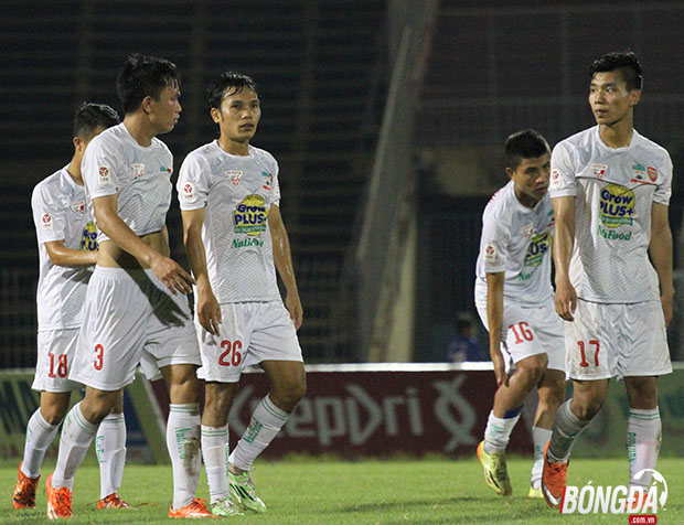 Nỗi buồn của Văn Thanh (17) và các đồng đội trên sân Cần Thơ, thất bại 2-1 ở vòng 14 V-League là thất bại thứ 9 của đội bóng phố núi ở mùa giải năm nay. Ảnh: Đình Viên.