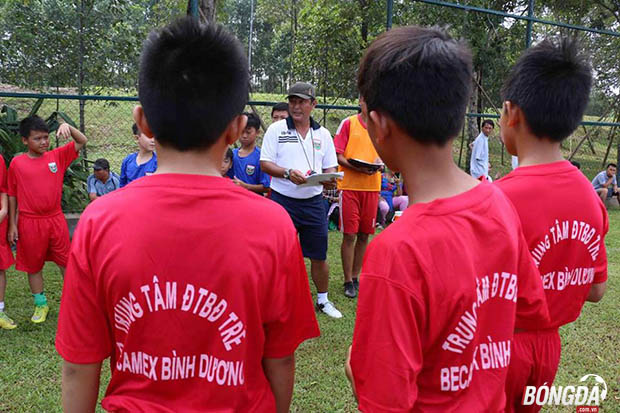 Cựu tuyển thủ Trần Minh Chiến phổ biến các bài tập, kiểm tra để lựa chọn các cầu thủ nhí xuất sắc ở đợt tuyển sinh đầu tiên. Ảnh: Dũng Phương.