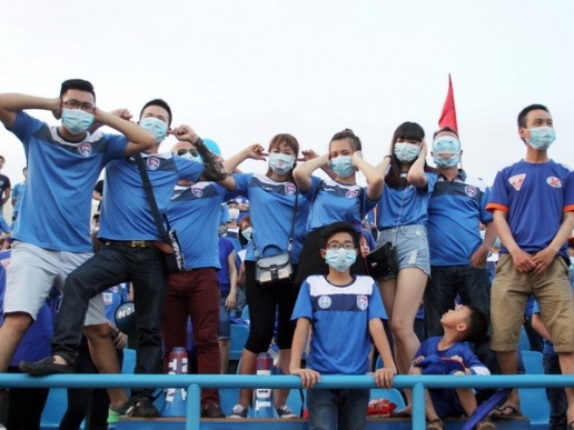Hội CĐV Than Quảng Ninh đeo khẩu trang cổ vũ đội nhà trên khán đài. Ảnh: Internet.