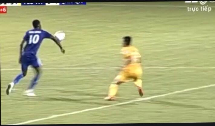 Tình huống dẫn đến bàn thắng 4-3 của QNK Quảng Nam trên sân Thanh Hóa. Ảnh: Chụp màn hình.