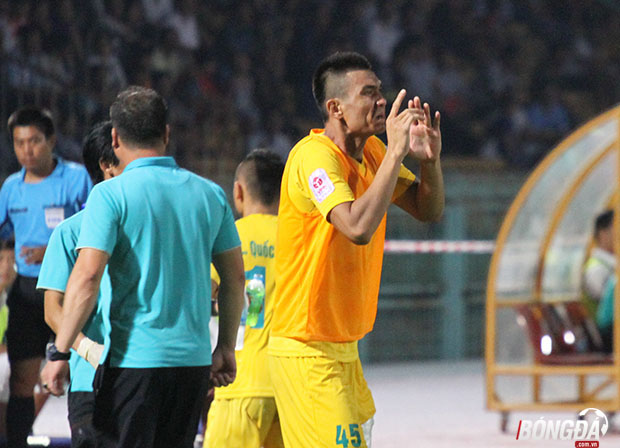 Vẻ mặt khá căng thẳng của trung vệ FLC Thanh Hóa, dù ở thời điểm hiện tại đội bóng của Bật Hiếu đang dẫn đối thủ 1-0. Ảnh: Đình Viên.