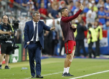 Trong trận chung kết EURO 2016 giữa Bồ Đào Nha và Pháp, Ronaldo sau khi bị thay ra vì chấn thương, anh cũng leo sát đường biên để chỉ đạo đồng đội như HLV chuyên nghiệp, mặc kệ thầy mình đứng sát ngay đó. Ảnh: Internet.