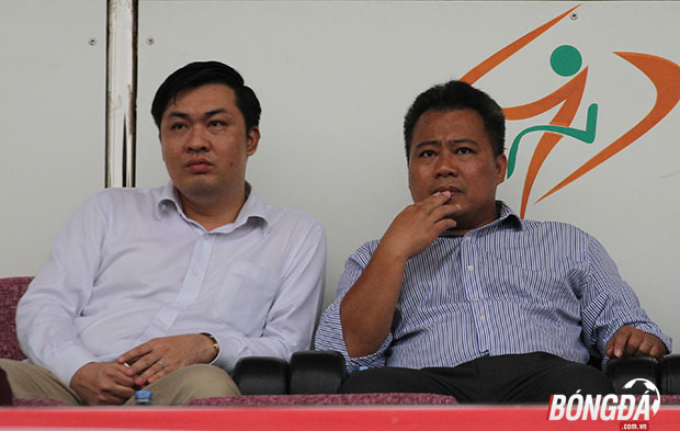 Đây không phải lần đầu tiên CĐV Hải Phòng đốt pháo sáng ở V-League 2016, có lẽ Tổng giám đốc (FPV) - Cao Văn Chóng và Trưởng ban tổ chức V-League - Nguyễn Minh Ngọc không khỏi đau đầu trước sự cuồng nhiệt của CĐV đất Cảng. Ảnh: Thành Nam.