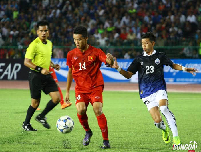 Các cầu thủ U16 Việt Nam (đỏ) thi đấu lấn lướt trước U16 Campuchia. Ảnh: Quang Thịnh.