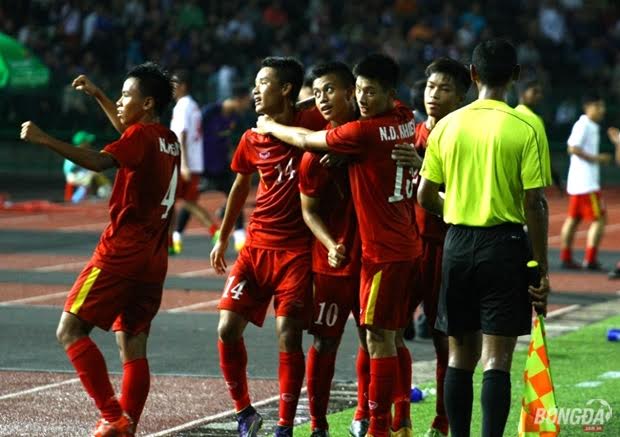 Huỳnh Sang (4) đang thể hiện sự đột biến bên hành lang cánh phải U16 Việt Nam. Ảnh: Quang Thịnh.