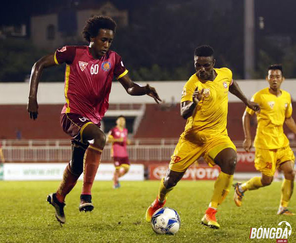 Hải Phòng (vàng) đang tụt dôc không phanh ở giai đoạn quyết định V-League 2016. Ảnh: Đình Viên.