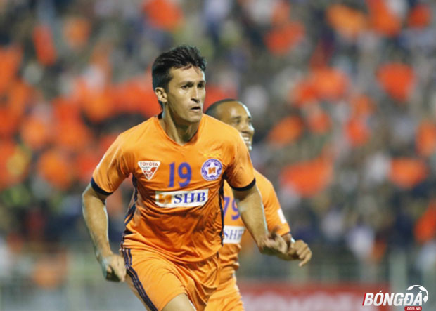 Tiền đạo Merlo đạt mốc 100 bàn thắng V-League 2016. Ảnh: Quang Khánh.