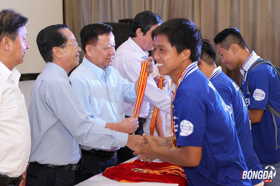 Các cầu thủ Hòa Bình – Tân Phước Khánh nhận Cúp vô địch và HCV giải bóng đá phong trào lớn nhất Việt Nam. Ảnh: Hoàng Triều.