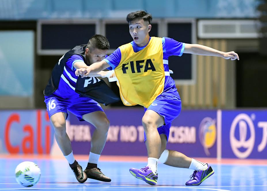 Tuyển futsal Việt Nam rèn chiến thuật trên sân chính Coliseo el Pueblo. Ảnh: Quang Thắng.