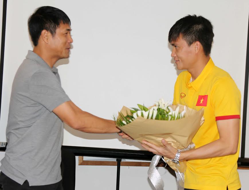 Đội trưởng - Công Vinh đại diện ĐT Việt Nam tặng quà HLV Nguyễn Hữu Thắng nhân ngày nhà giáo Việt Nam. Ảnh: Nhật Đoàn.