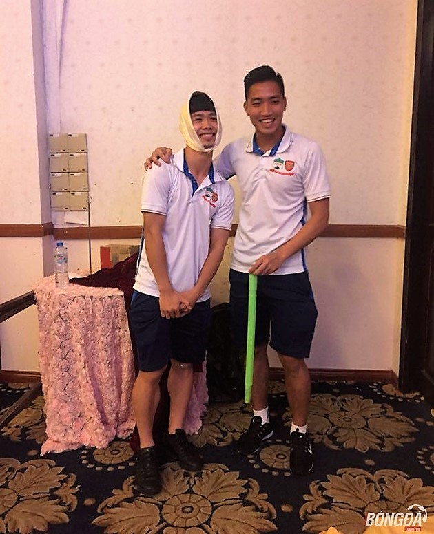 U21 HAGL luôn mang lại nét độc đáo hài hước bên ngoài sân cỏ. Ảnh: Đình Viên.