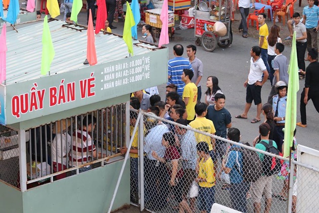 CĐV xứ Thanh tập trung từ rất sớm bên ngoài sân Gò Đậu để mua vé, xếp hàng ngay ngắn vào sân cổ vũ cho đội bóng FLC Thanh Hóa. Ảnh: Chính Thọ.