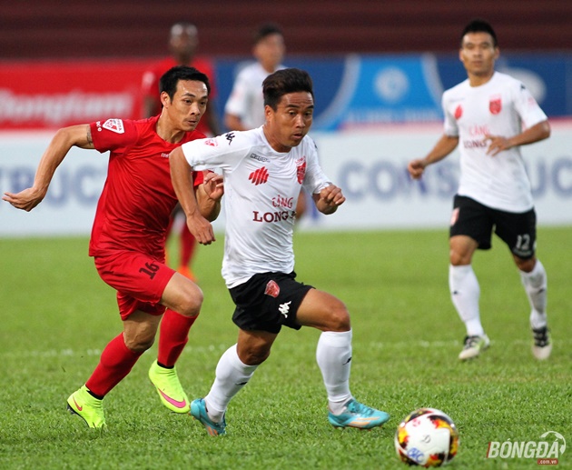 Long An (trắng) đang không có được phong độ tốt sau 5 vòng đấu ở V-League 2017. Ảnh: Đình Viên.