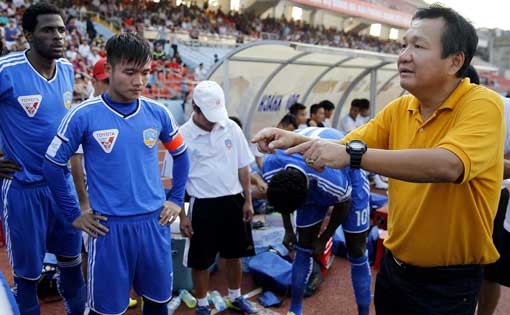 HLV Hoàng Văn Phúc đang có dấu ấn nhất định với Quảng Nam FC khi Thanh Trung gánh trách nhiệm nhạc trưởng.