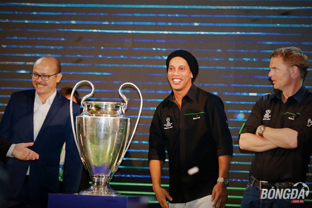 Cùng tham dự sự kiện này có hai cầu thủ khác là Ronald De Boer và Frank De Boer. Ảnh: Đình Viên.