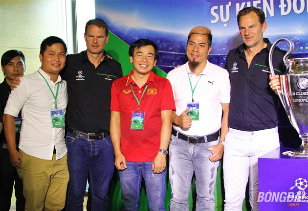 Hai cựu cầu thủ Ronald De Boer và Frank De Boer cũng khá vui vẻ khi tham dự sự kiện và chụp hình với người hâm mộ Việt Nam. Ảnh: Đình Viên.
