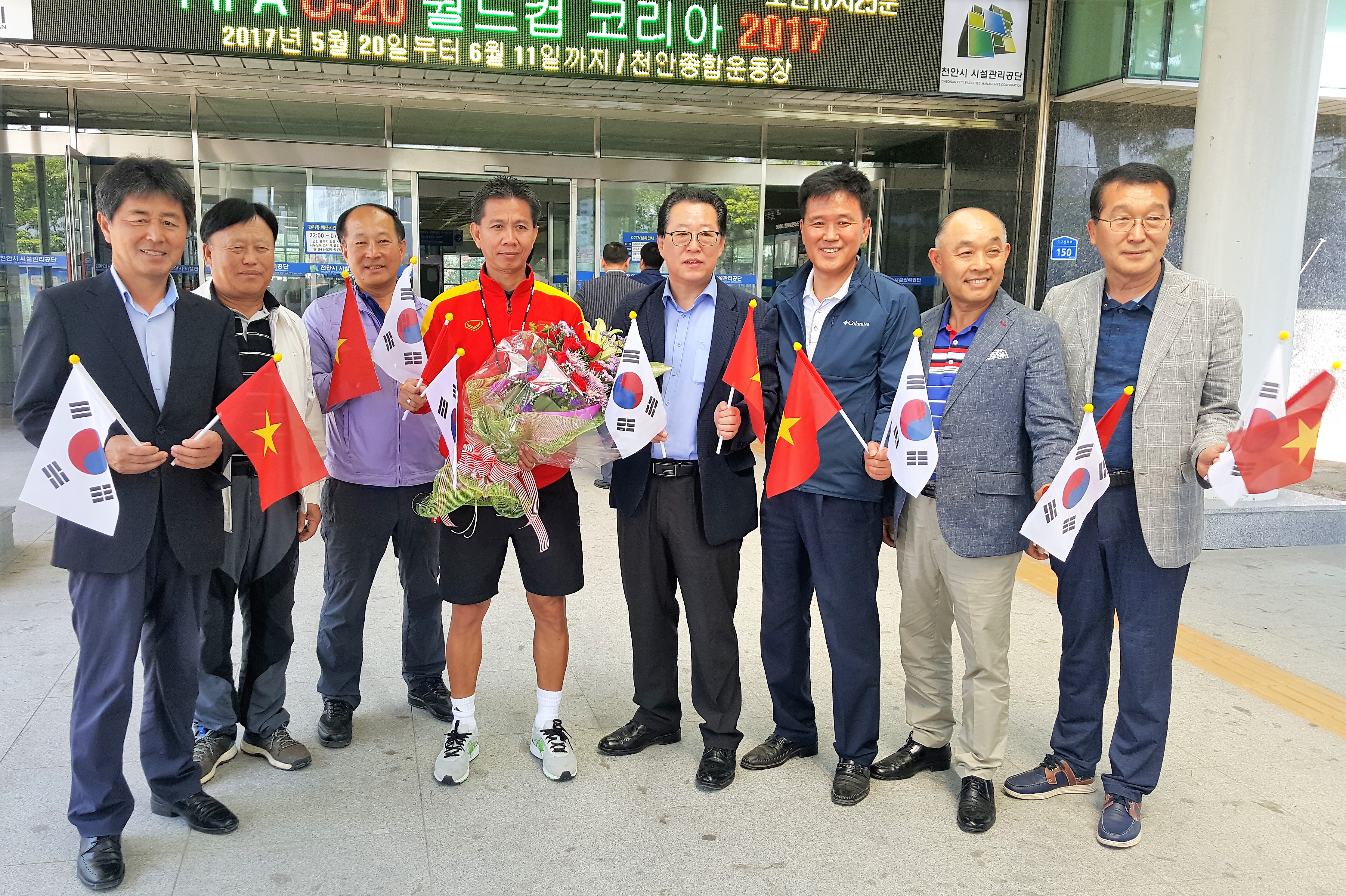 Những nụ cười, cái bắt tay và lời chúc mừng của lãnh đạo Cheonan - Hàn Quốc chắc chắn sẽ là động lực không nhỏ giúp U20 Việt Nam thi đấu tốt tại VCK U20 World Cup năm nay. Ảnh: Nhật Đoàn.