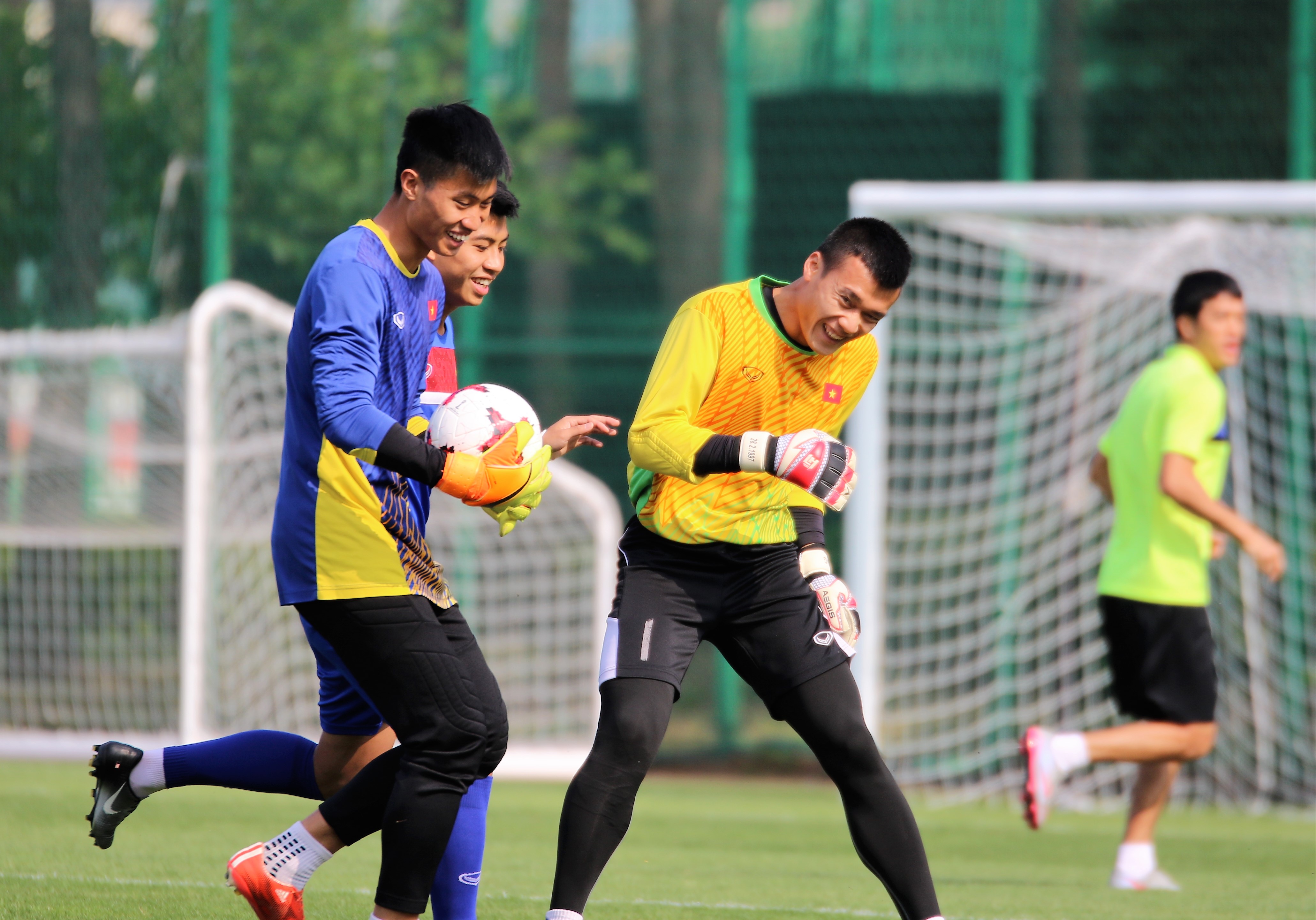 Niềm vui và nụ cười khá thoải mái của bộ ba gác đền của U20 Việt Nam trong buổi tập chiều nay. Ảnh: VFF.