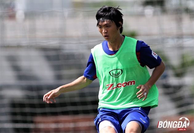 Nguyễn Tuấn Anh được biết đến với "Pirlo phố núi" bởi cả phong cách chơi và mái tóc nghệ sĩ. Ảnh: Đình Viên.