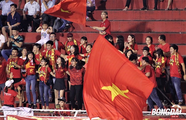 Trên khán đầu CĐV áo đỏ bày tỏ tình yêu của mình với thầy trò HLV Hữu Thắng. Ảnh: Đình Viên.