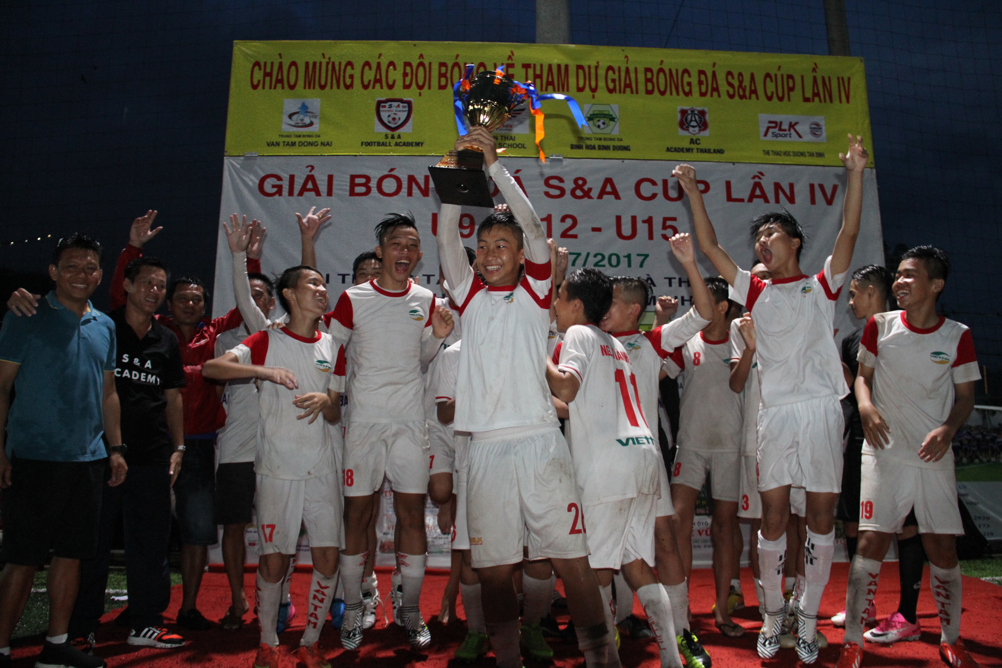 U15 Văn Tâm Đồng Nai lên nhận cup vô địch.
