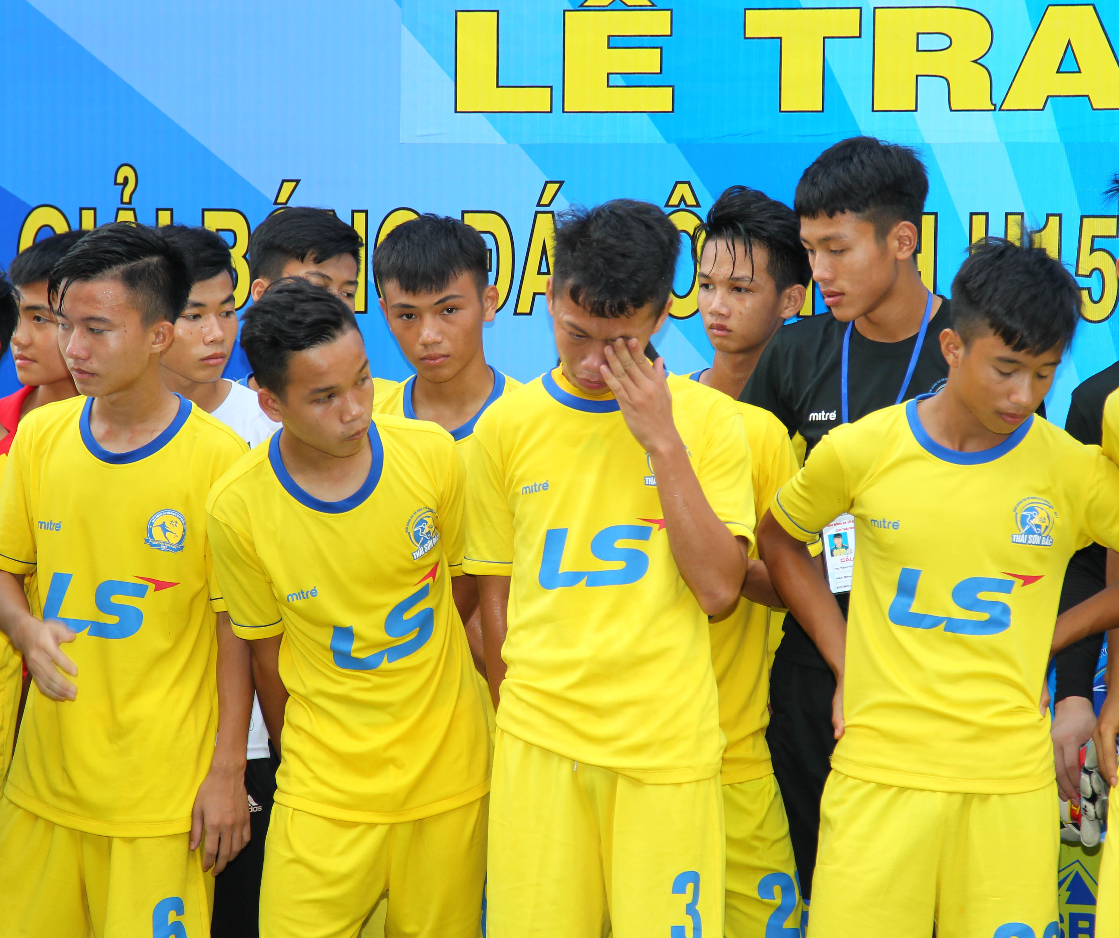 Nỗi buồn của các cầu thủ trẻ xứ Nghệ khi thất bại trước U15 Viettel. Ảnh: Thái Sơn.