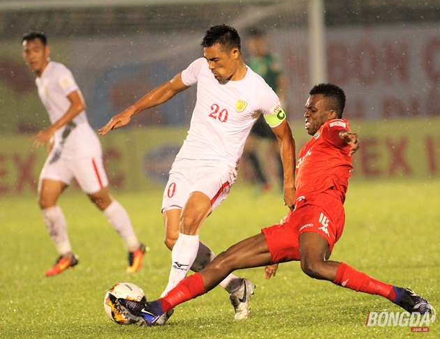 Cơn mưa bất chợt trên sân Thống Nhất ảnh hưởng đến chuyên môn trận đấu giữa TP.HCM và Bình Dương.