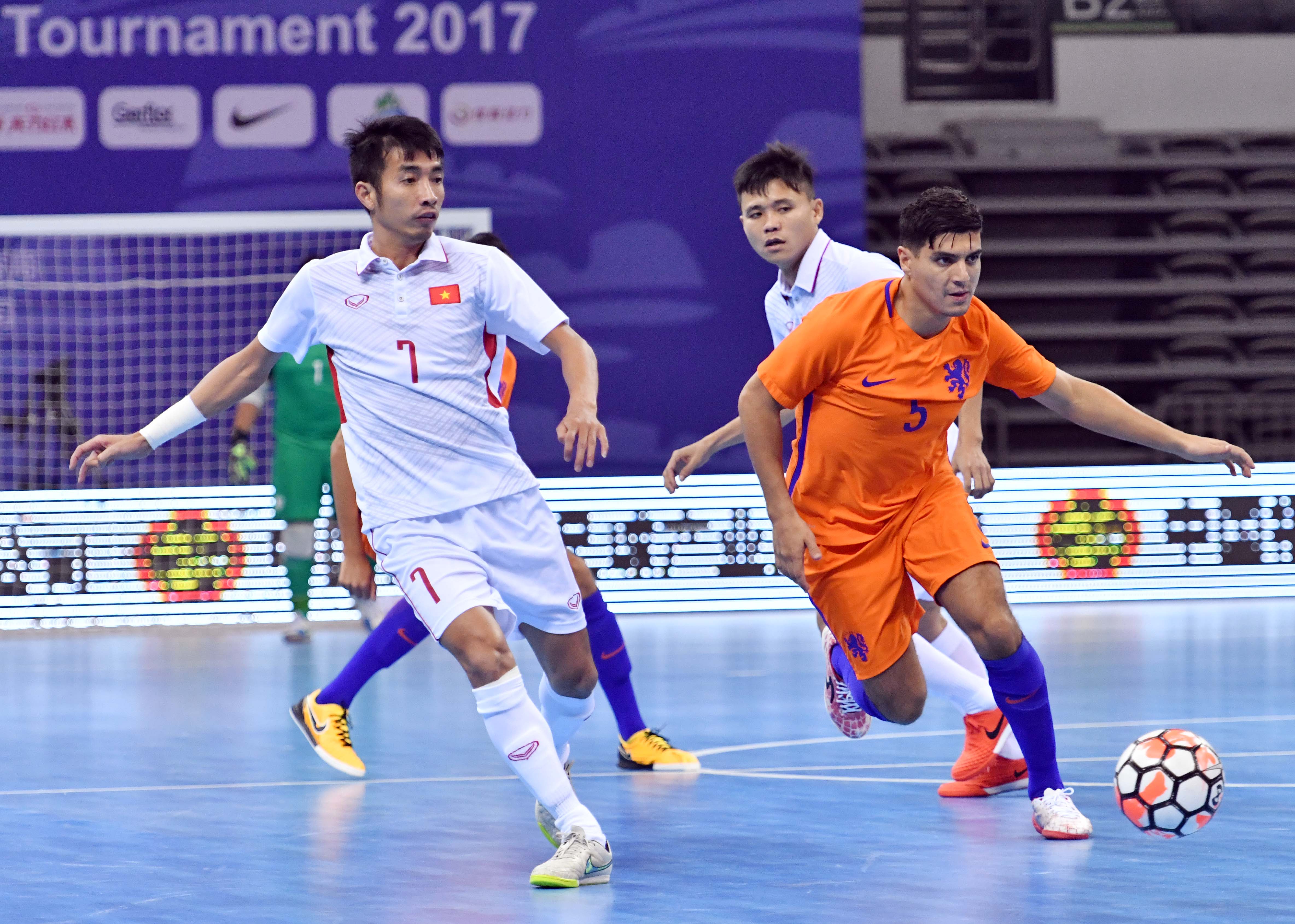 Đội Việt Nam tạo được nhiều cơ hội trước, đặc biệt ở phút thứ 6, Trọng Luân đã bỏ lỡ cơ hội ghi bàn khi anh đối diện cầu môn lại sút bóng vào người thủ môn. Sau phút đầu chơi có phần chệch choạc, Hà Lan dần kiểm soát được thế trận, đẩy dần đội Việt Nam vào thế phải phòng ngự.