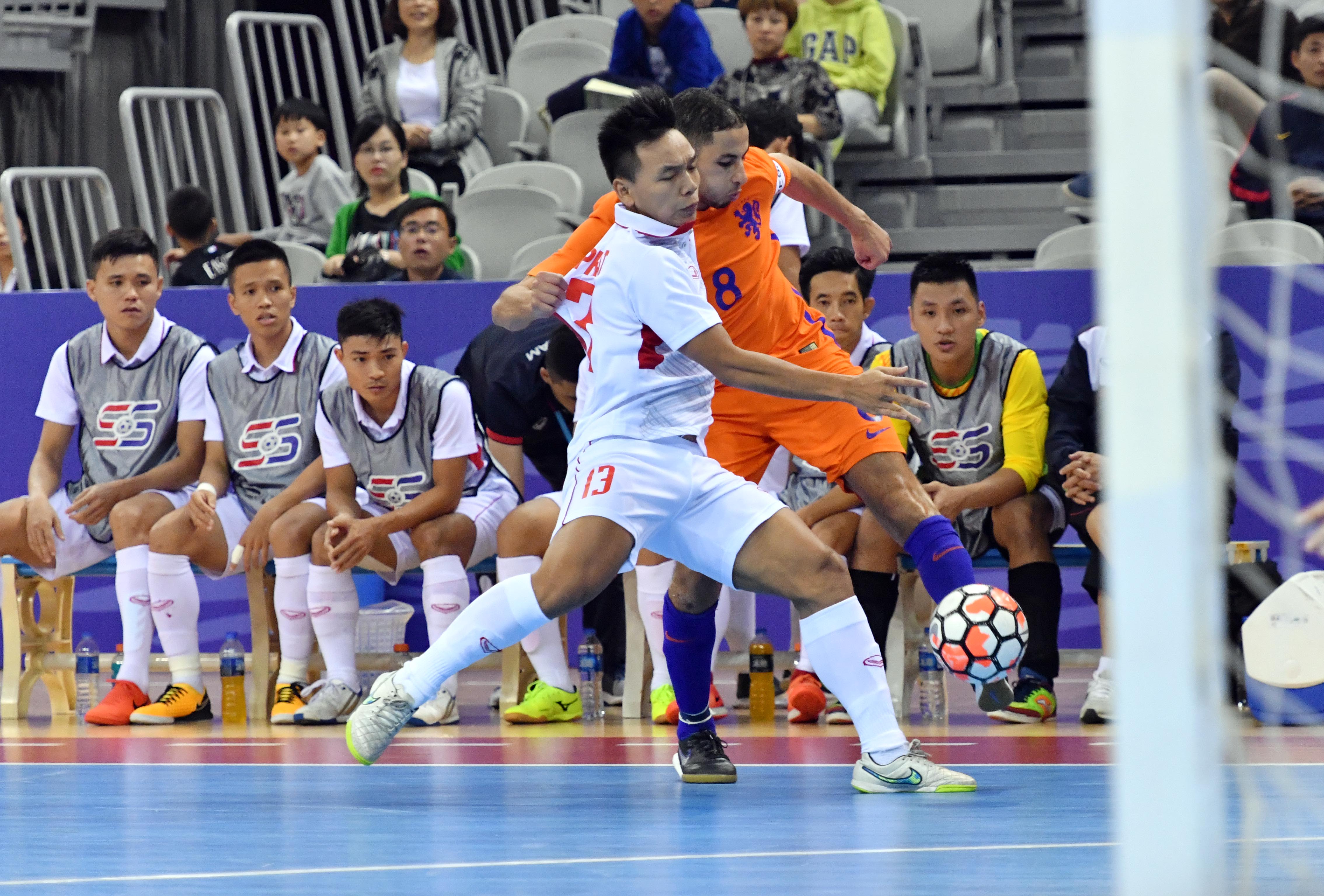 Hà Lan đã có hai tình huống uy hiếp khung thành futsal Việt Nam phút thứ 10, đến phút 15 với 2 tình huống đập xà. Cuối cùng những gì đến cũng phải đến, Said Bouszambou sút bồi từ quả phá bóng của thủ môn Văn Huy mở tỉ số 1-0 cho Hà Lan. Đáng tiếc ở giây cuối cùng hiệp 1, Đức Hòa sút ra ngoài ngay cửa cầu môn từ đường chuyền của Minh Trí, bỏ lỡ cơ hội gỡ hòa cho đội Việt Nam. 1-0 chũng là tỉ số cuối cùng của 20 phút đầu tiên.