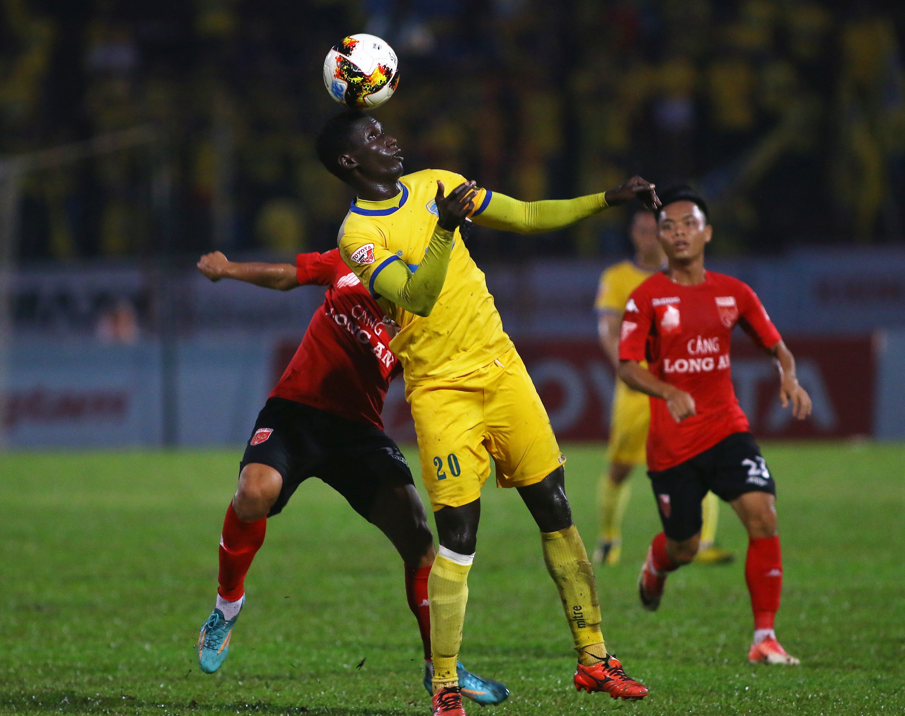 Phút 87, tiền đạo Omả ghi bàn thắng ấn định chiến thắng 2-0 cho FLC Thanh Hóa. Với chiến thắng khá nhọc nhằn trước đội bóng bét bảng Long An, các cầu thủ xứ Thanh tạm thời leo lấy lại vị trí số 1 trên bảng xếp hạng.